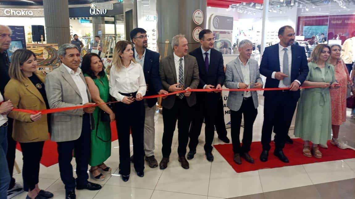 NEVÇARŞI ALIŞVERİŞ MERKEZİNDEKİ RESİM SERGİMİZİN AÇILIŞINA KATILAN SAYIN KAYMAKAMIMIZA VE İLÇE MİLLİ EĞİTİM MÜDÜRÜMÜZE TEŞEKKÜR EDERİZ...